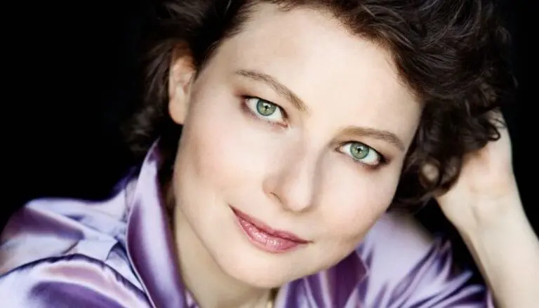 yael weiss wearing a light purple silk blouse 768x439