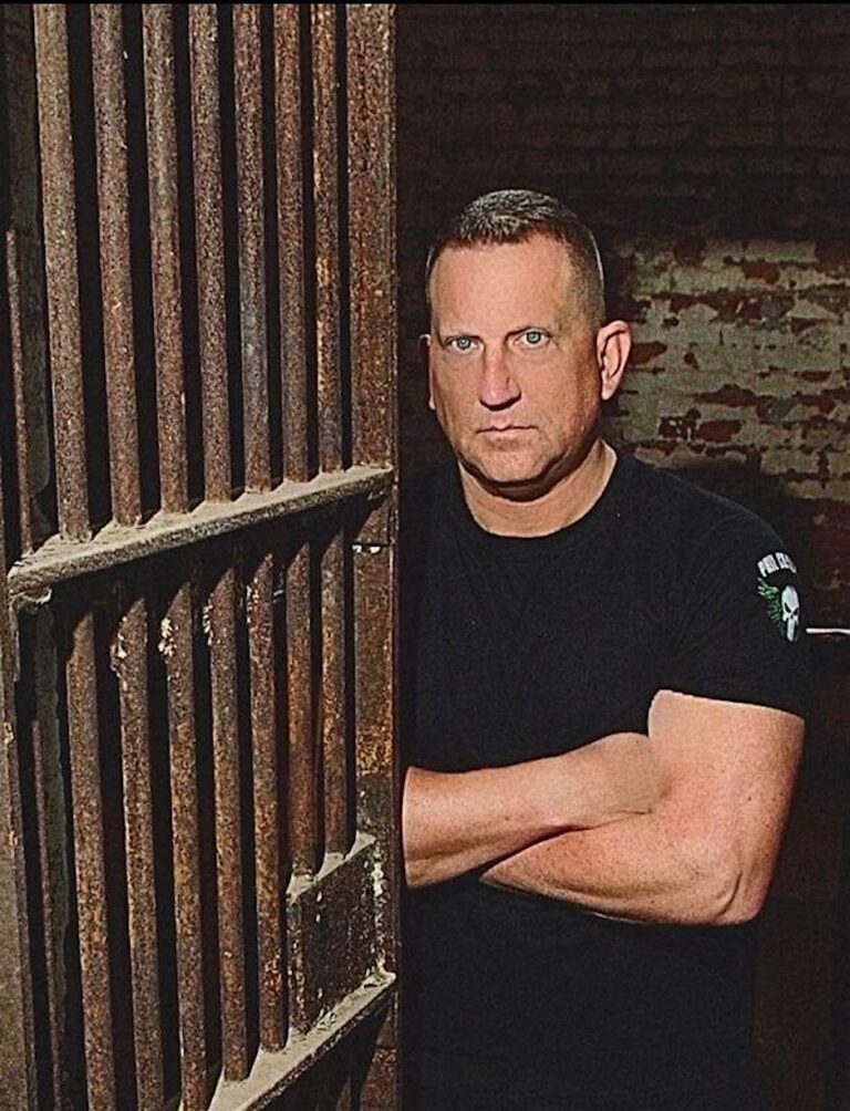 truecrime 768x1004