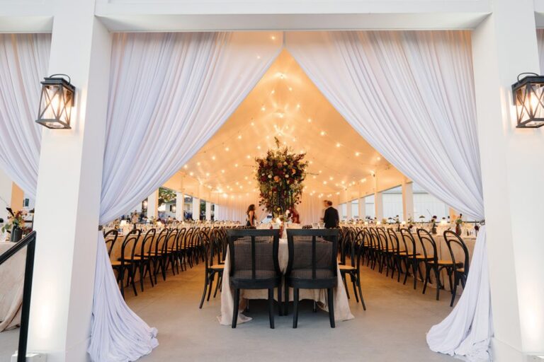 Joanna and Alex Wedding table pc Eli Turner Studios 1024x683 1 768x512